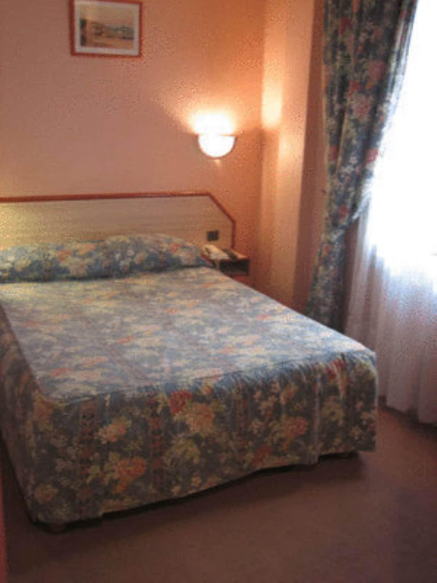 Hotel Aladin Париж Екстериор снимка