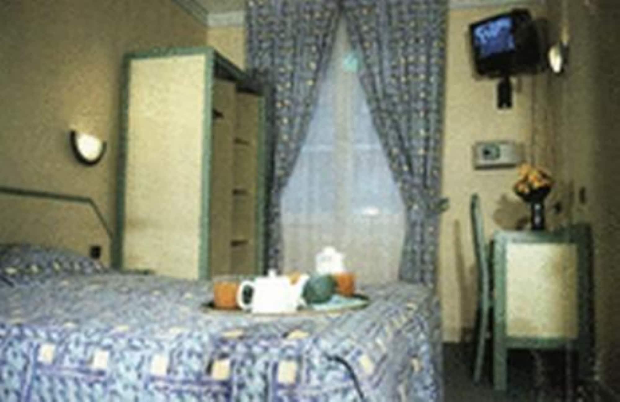 Hotel Aladin Париж Екстериор снимка