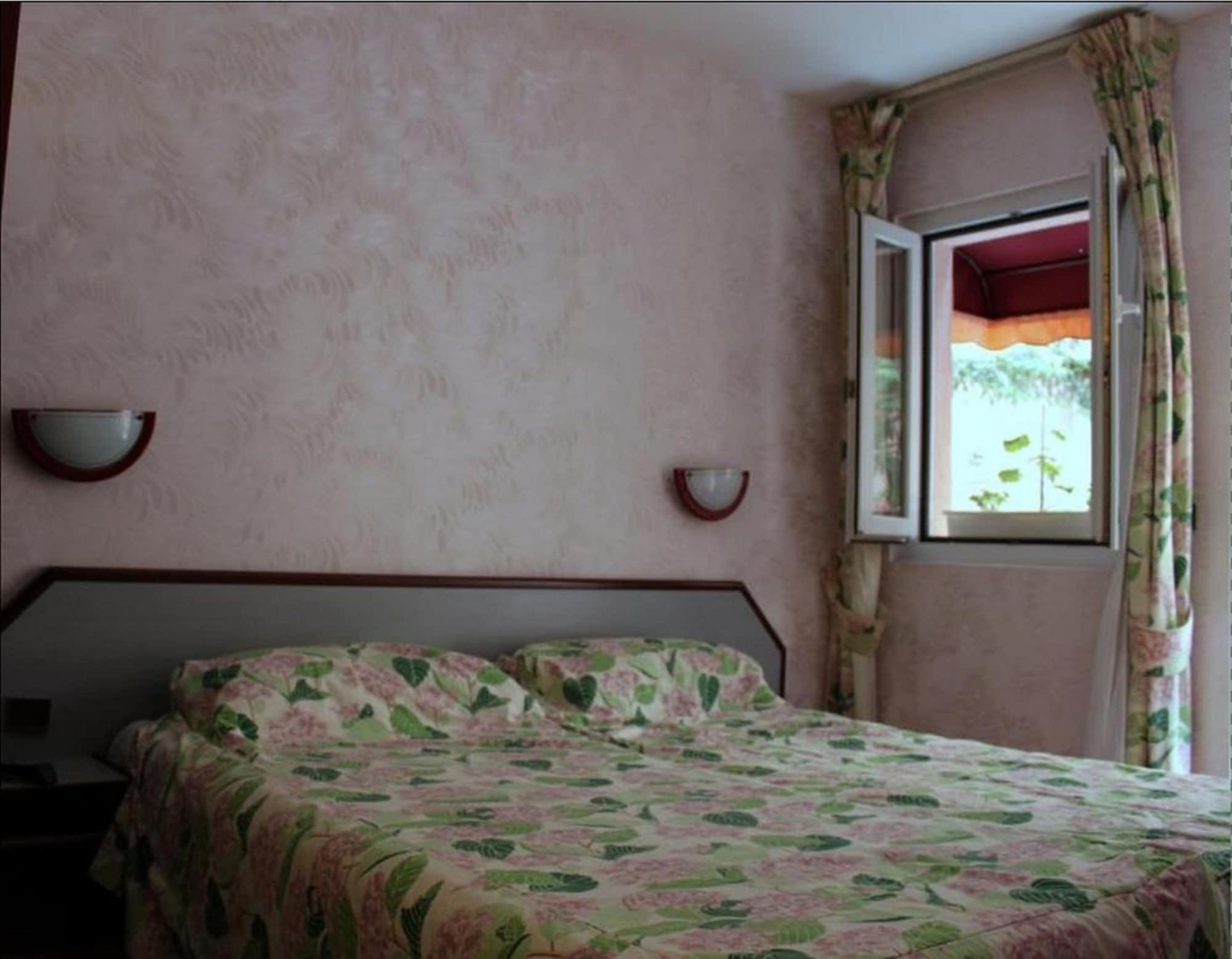 Hotel Aladin Париж Екстериор снимка